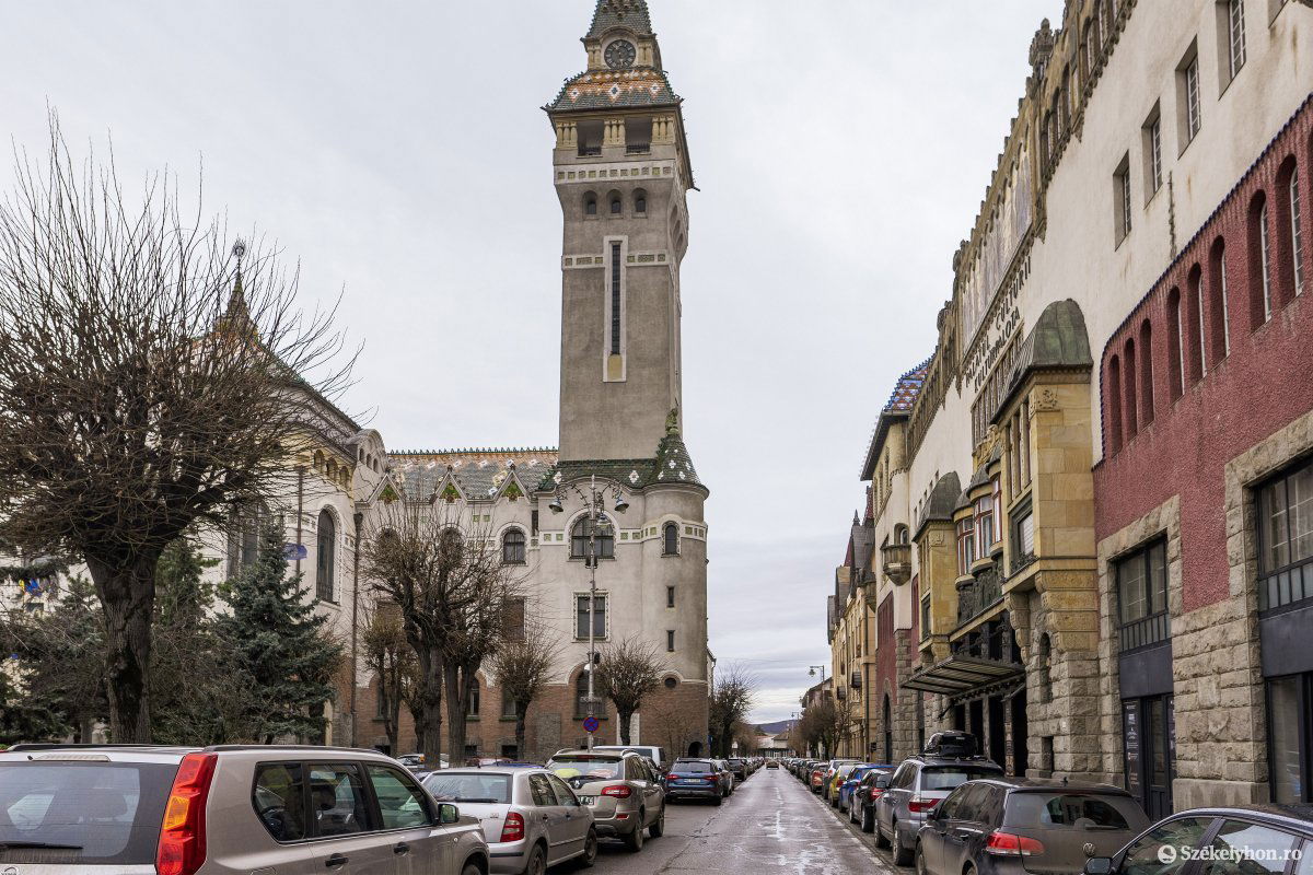 A Kultúrpalota és a prefektúra elől eltüntetnék az autókat •  Fotó: Haáz Vince