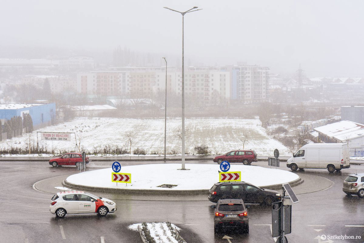 Gyakoriak a balesetek, koccanások ebben a körforgalomban •  Fotó: Haáz Vince