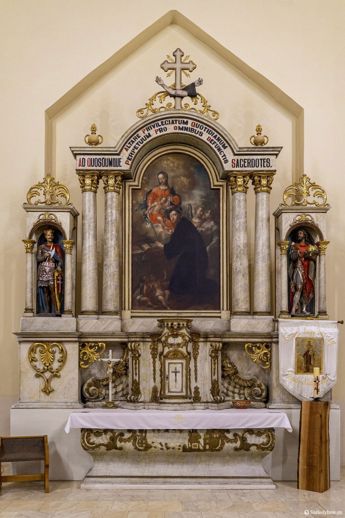 A főoltár két oldalát a magyar királyok szobrai őrzik. Szent László és Szent István.A főoltárképen Páduai Szent Antal imája a Madonna előtt, kezével a gyermek Jézus lábát érinti •  Fotó: Haáz Vince