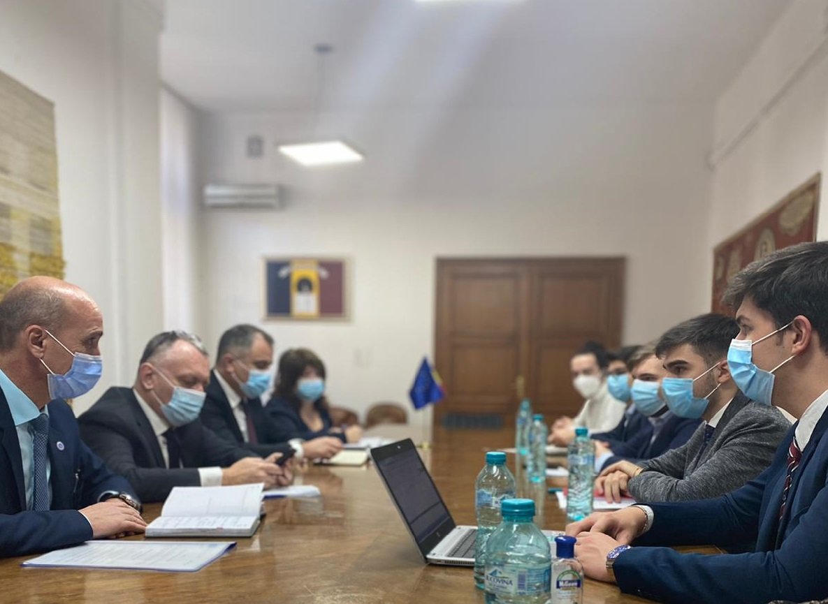 Sorin Cîmpeanu tanügyminiszter tárgyalóasztalhoz ült a tanárok, diákok, egyetemi hallgatók és szülők képviselőivel •  Fotó: edu.ro