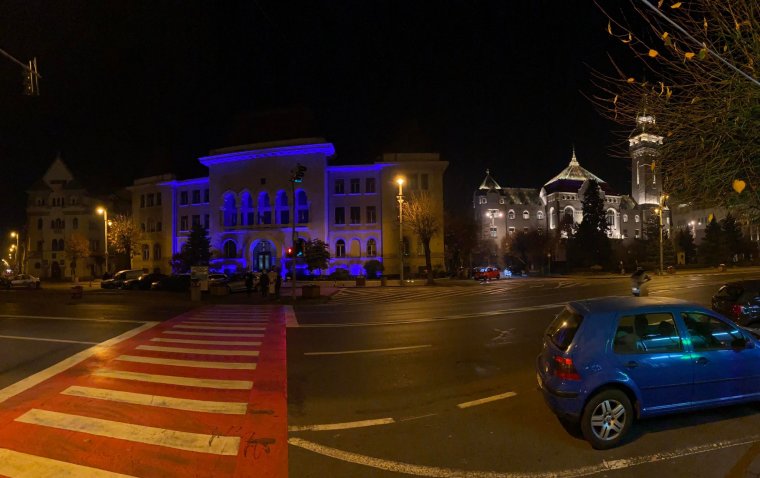 Kék fénybe borult a marosvásárhelyi városháza