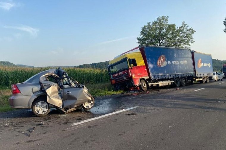 Kamionnal ütközött egy személyautó, a sofőrnek esélye sem volt a túlélésre