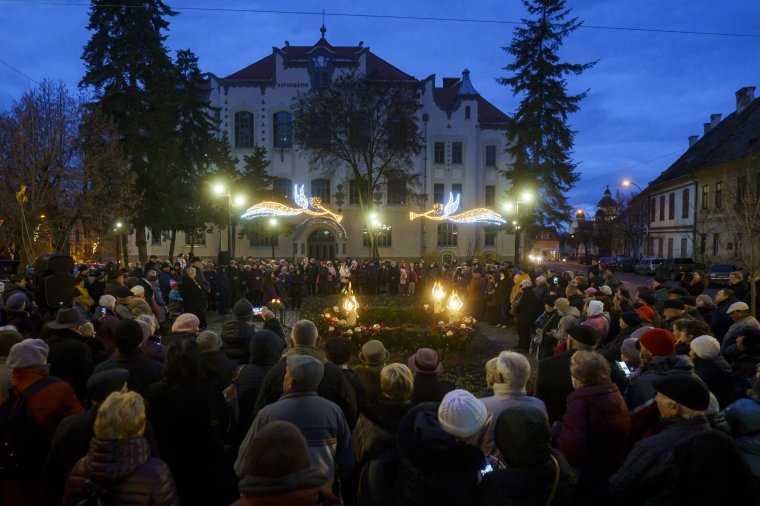 Fellobbant az öröm lángja advent harmadik vasárnapján