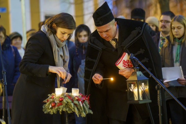 Meggyúlt a negyedik adventi gyertya, terjedt a betlehemi békeláng