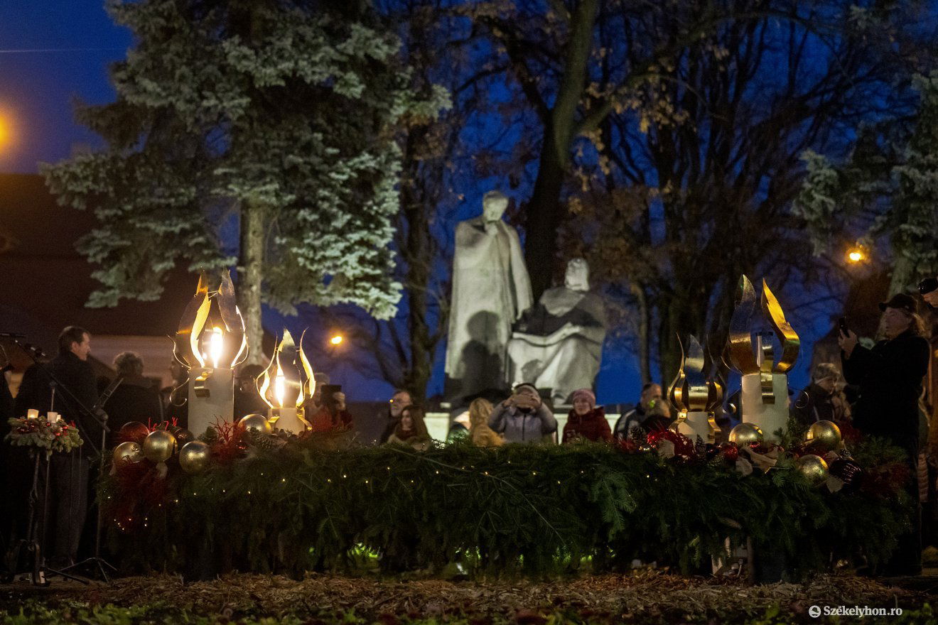 Látványos a nagy méretű adventi koszorú •  Fotó: Haáz Vince
