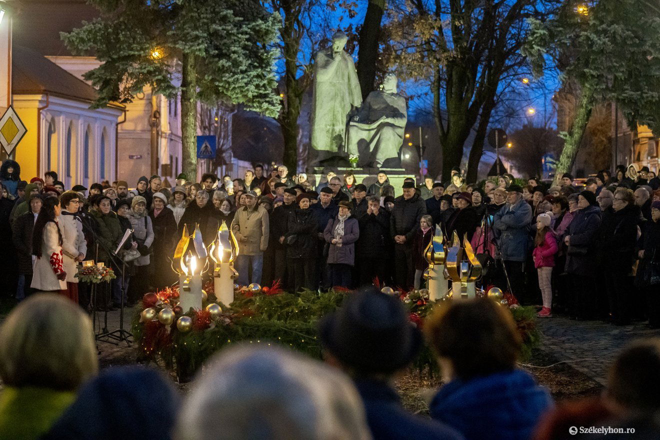 Sokan gyűltek össze a koszorú köré •  Fotó: Haáz Vince