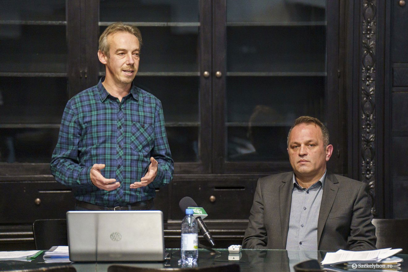 Tamási Zsolt aligazgató (balról) és Hajdú Zoltán igazgató a sajtótájékoztatón •  Fotó: Haáz Vince