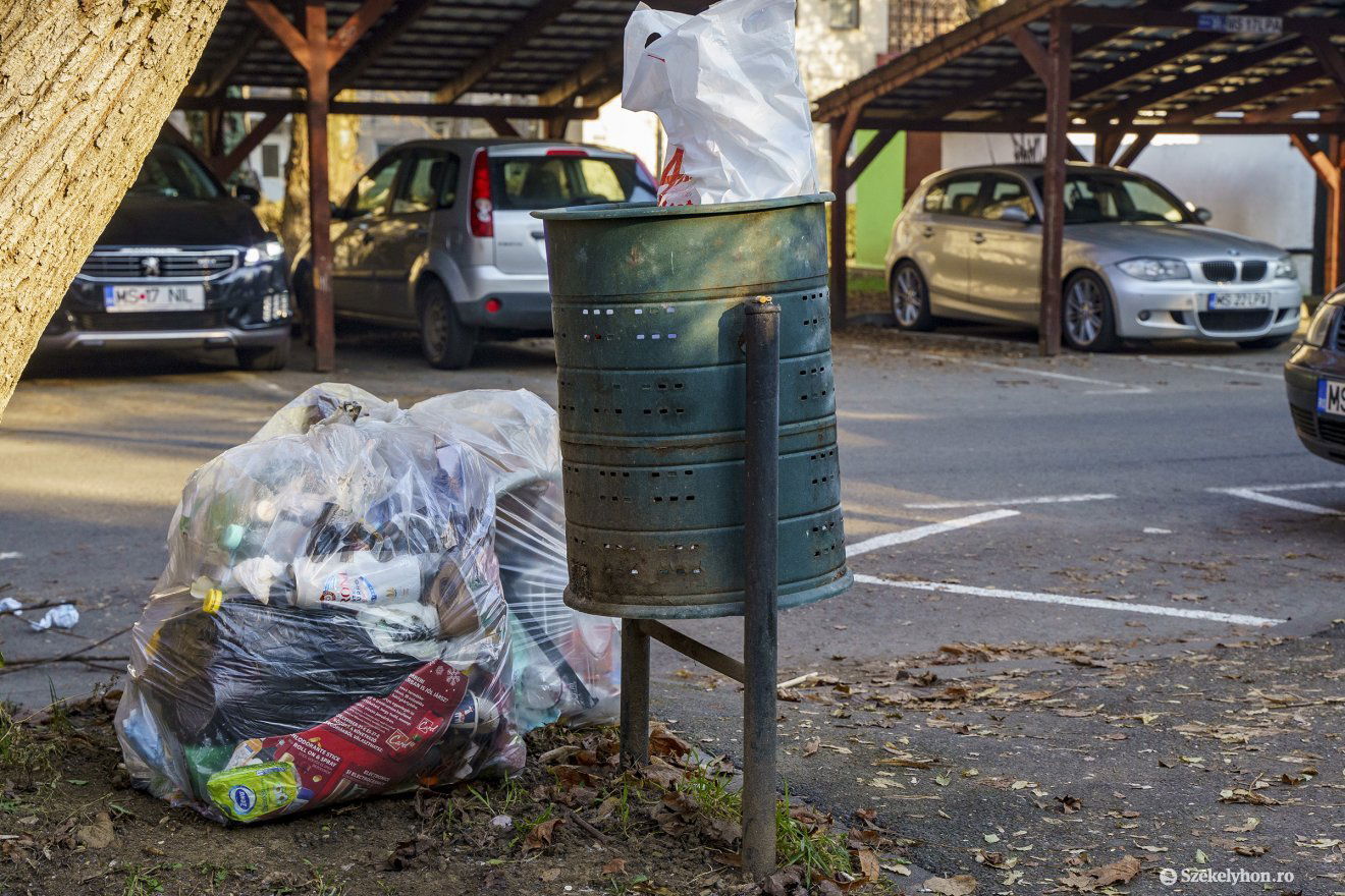 A kis kukákban és környékükön is egyre több a szemét •  Fotó: Haáz Vince