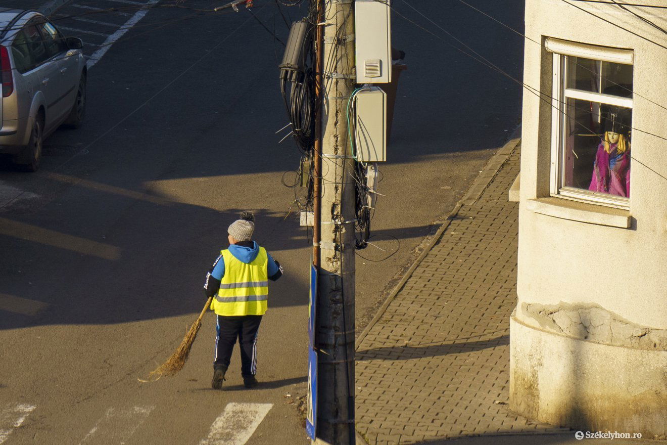 Elvétve látni sepregetőket Vásárhelyen •  Fotó: Haáz Vince