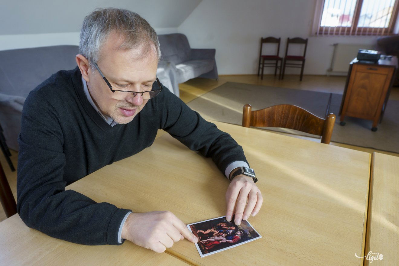 Szénégető István a kibővült szentcsalád képét mutatja •  Fotó: Haáz Vince