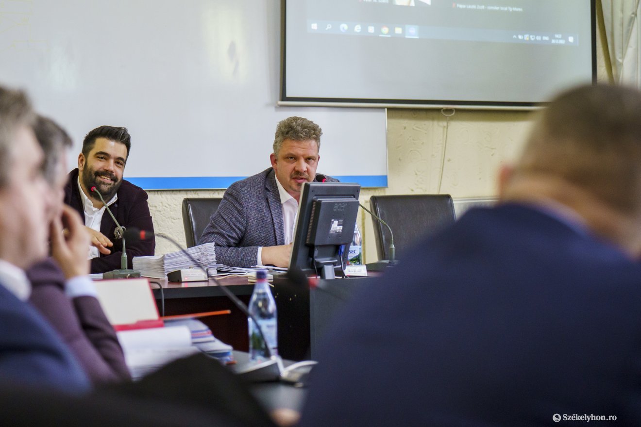 Az ügyes ülésvezető, Sergiu Papuc és az elégedett polgármester, Soós Zoltán •  Fotó: Haáz Vince