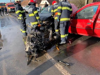 Frontálisan ütközött egy moped és egy személygépkocsi Szeben megyében, egy kiskorú meghalt a balesetben