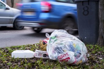 Az út menti árokba dobta a hulladékot, 25 évre kifizettetik vele a szemétdíjat