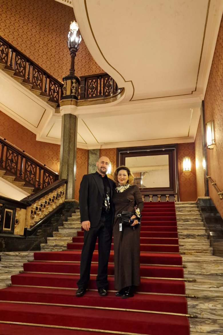 Zsuzsa és párja a vörös szőnyeges díjátadó gálán 