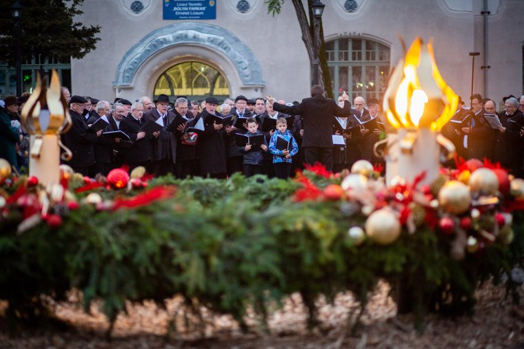 Fellobbant az első gyertyaláng: élő hit is társuljon az adventi koszorú mellé