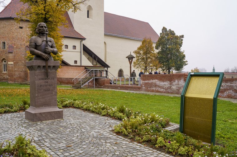 Hivatalos: ezentúl magyar nyelven is kötelező lesz feliratozni a köztéri alkotásokat, emléktáblákat
