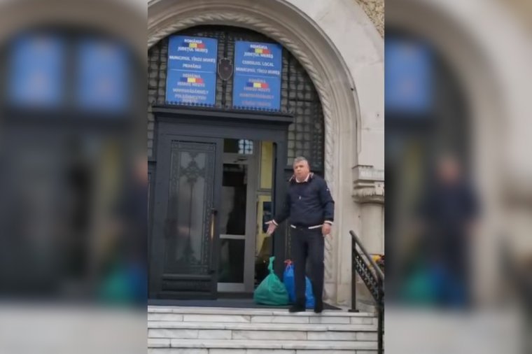 A városháza ajtajába tette le a polgármesternek címzett szemetet
