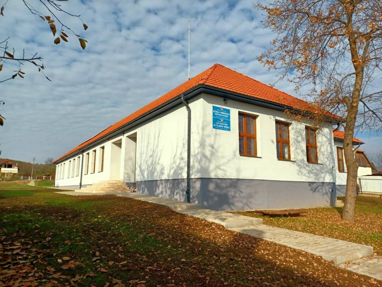 A kívül-belül megújult iskolaépület •  Fotó: Kovács Ildikó
