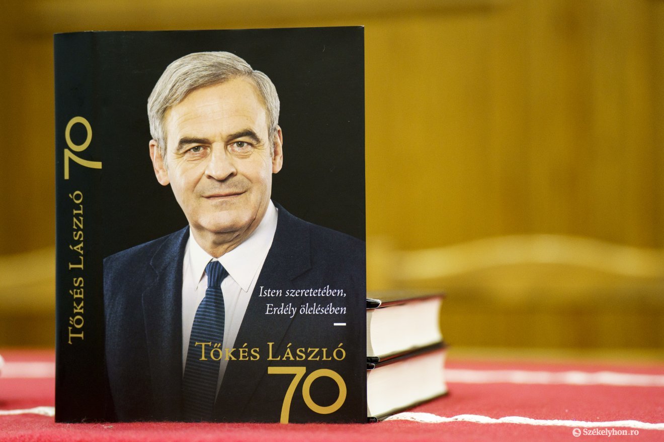 Az eseményen bemutatták Az Isten szeretetében, Erdély ölelésében – Tőkés László 70 címet viselő, az EMNT elnökének születésnapjára kiadott könyvet is •  Fotó: Haáz Vince