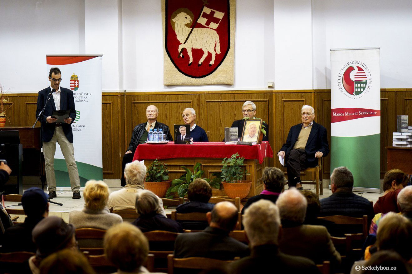 Kincses Előd, Tófalvi Zoltán, Tőkés László és Fodor Pál, Fodor Imre ikertestvére a marosvásárhelyi könyvbemutatón •  Fotó: Haáz Vince