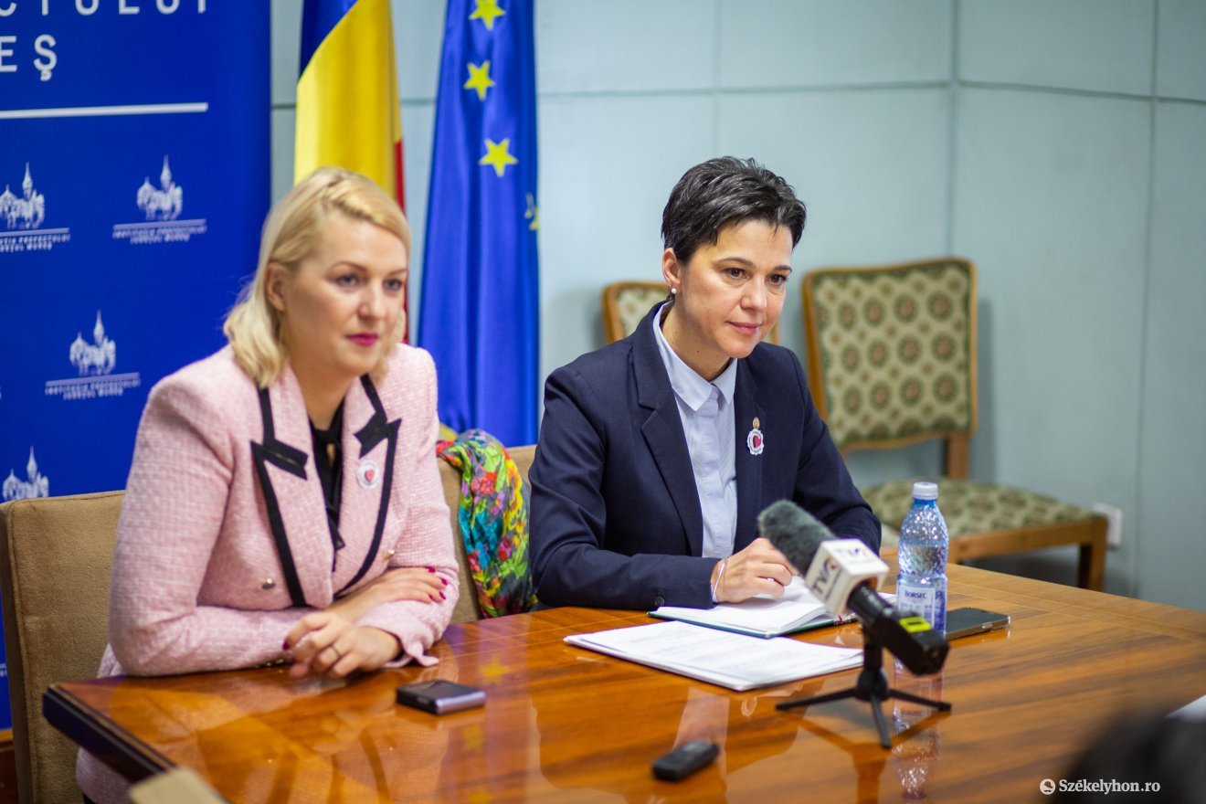 Mara Togănel prefektus és Csép Éva Andrea parlamenti képviselő •  Fotó: Rab Zoltán
