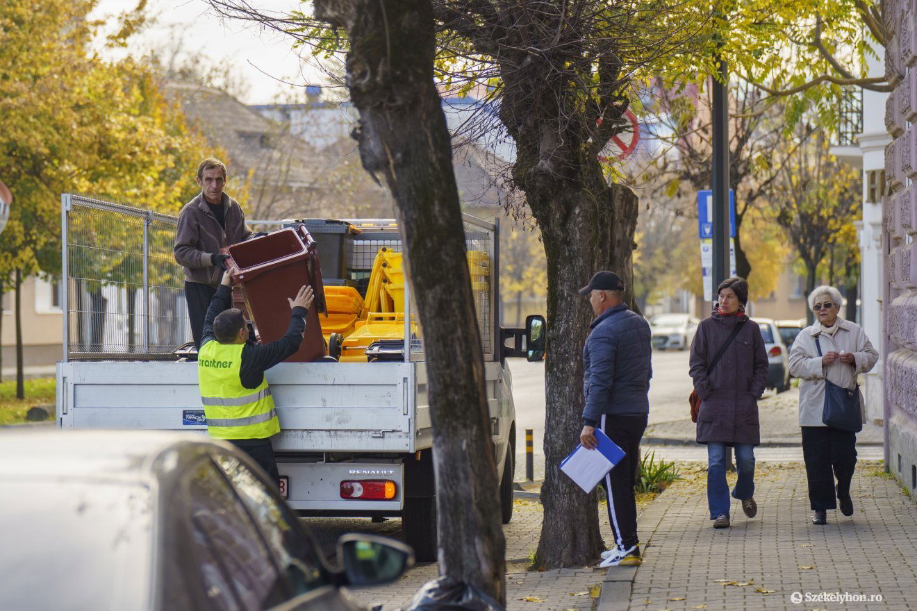 A magánházakban élőknek osztják a kukákat •  Fotó: Haáz Vince