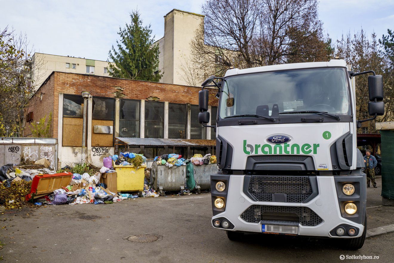 Több a munka, mint amire vállalkozott a cég. Marosvásárhely lakónegyedeiben több helyen is  kupacokban áll a hulladék •  Fotó: Haáz Vince