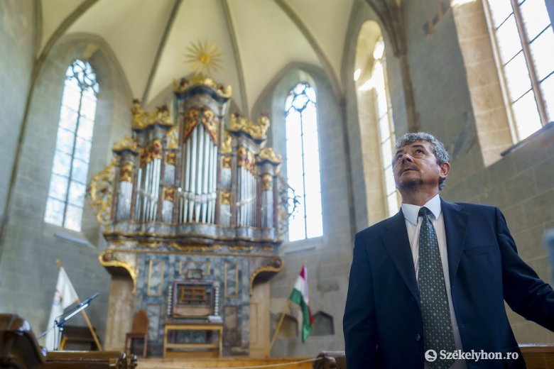 Henter György református lelkipásztor a megújult istenházában •  Fotó: Haáz Vince