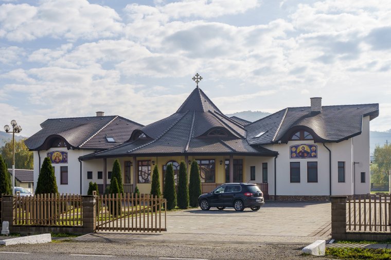 Garázsban tartott „pénzcsináló” szertartások: az ortodoxoknak nem tetszik az egyházból kizárt Cristian Pomohaci „maszekolása”