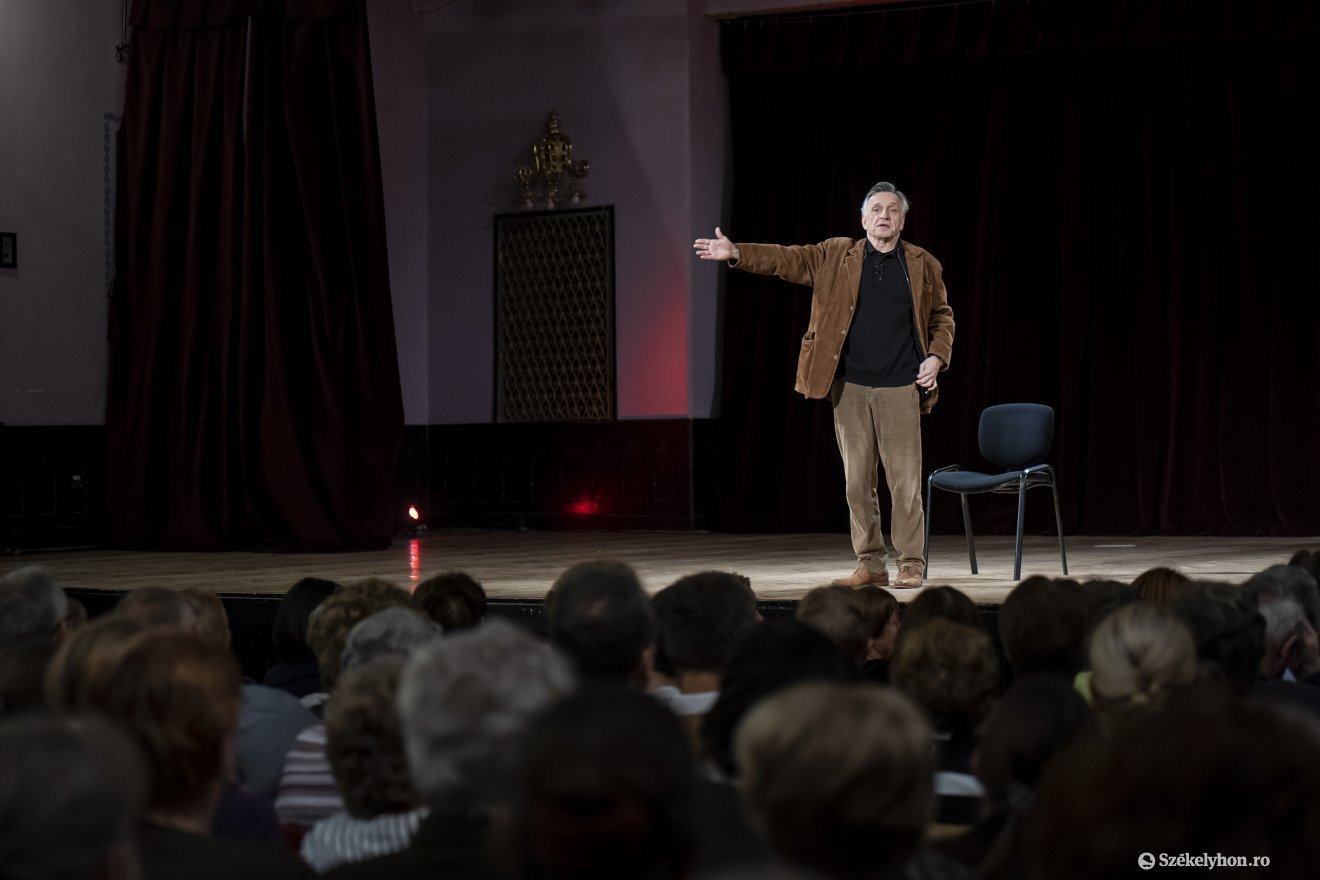 Mácsai Pál a Kultúrpalota színpadán •  Fotó: Haáz Vince