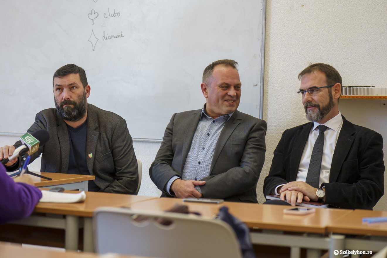 Benedek Zsolt, Hajdú Zoltán és Kolumbán Vilmos számoltak be a felújítási munkálatokról és a tervezett avatóünnepségről •  Fotó: Haáz Vince