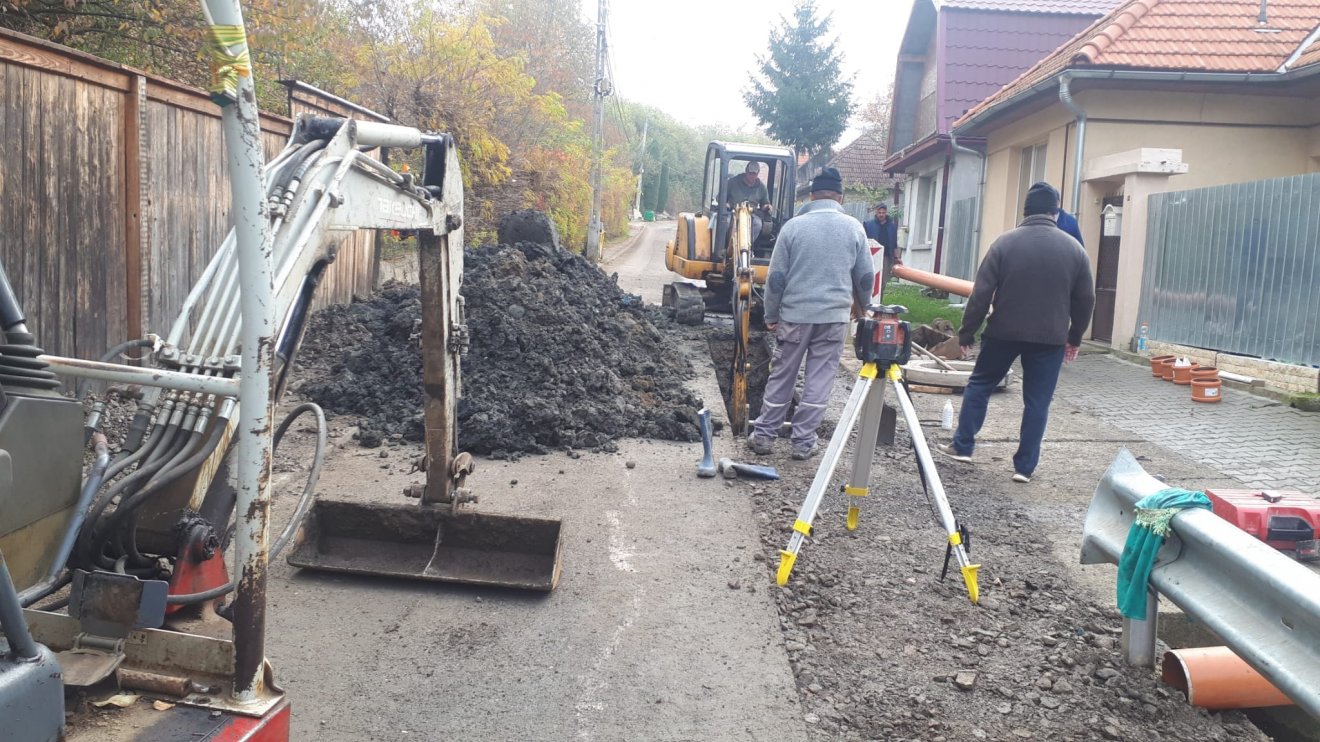 Ha a szennyvízhálózatot is sikerül kiépíteni, jöhet az aszfaltozás is •  Fotó: Marosszentgyörgyi polgármesteri hivatal
