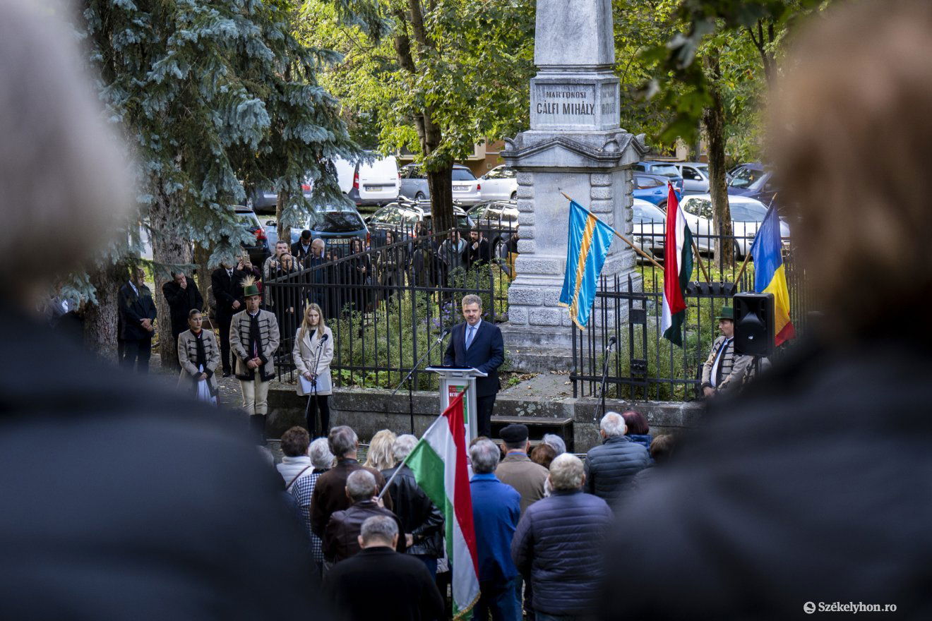 Kicsi, de lelkes emlékező közösség gyűlt össze a Postaréten •  Fotó: Haáz Vince