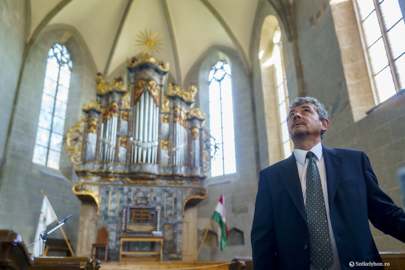 Henter György református lelkipásztor a megújult istenházában •  Fotó: Haáz Vince
