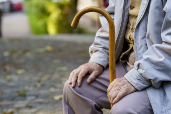 Vészhívó eszközzel segíti az időseket a sepsiszentgyörgyi önkormányzat
