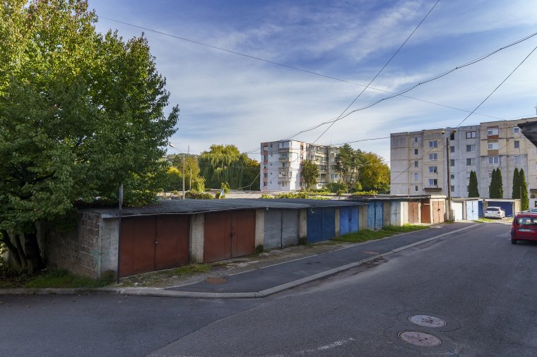 Garázsokat sajátít ki a városháza, emeletes parkolóház épül