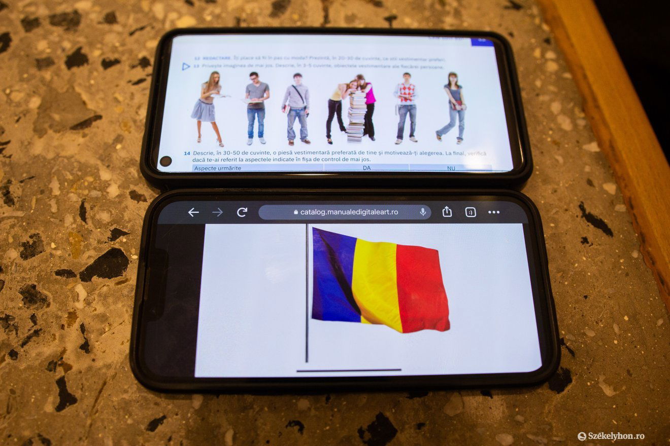 Egyelőre digitális formában lapozható, nemsokára kézbe is vehetik a tankönyveket a diákok •  Fotó: Rab Zoltán