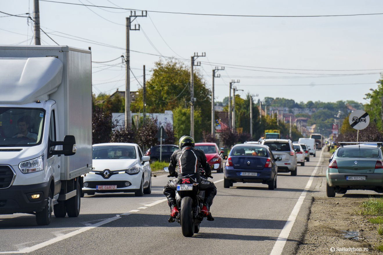 Sávduplázás? Útszélesítési tervekről is kérdezik a sofőröket Marosszentgyörgyön •  Fotó: Haáz Vince
