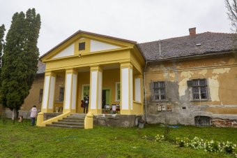 Kastélytúra két keréken