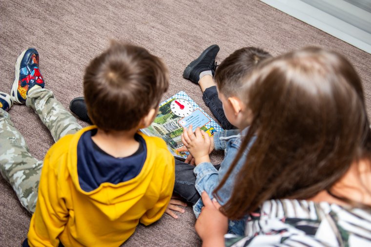 Már Maros megyében is egy speciális központban segítik a nehezebb helyzetben lévő kisgyermekes családokat