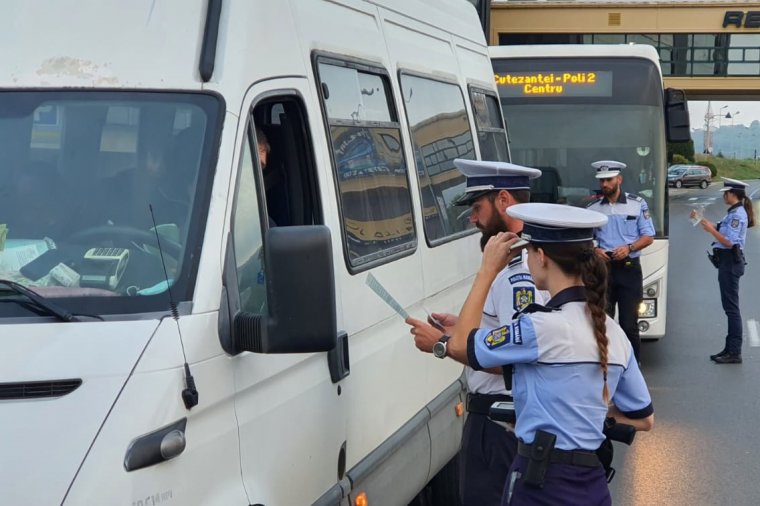 Tömegközlekedési járműveket ellenőriztek a rendőrök