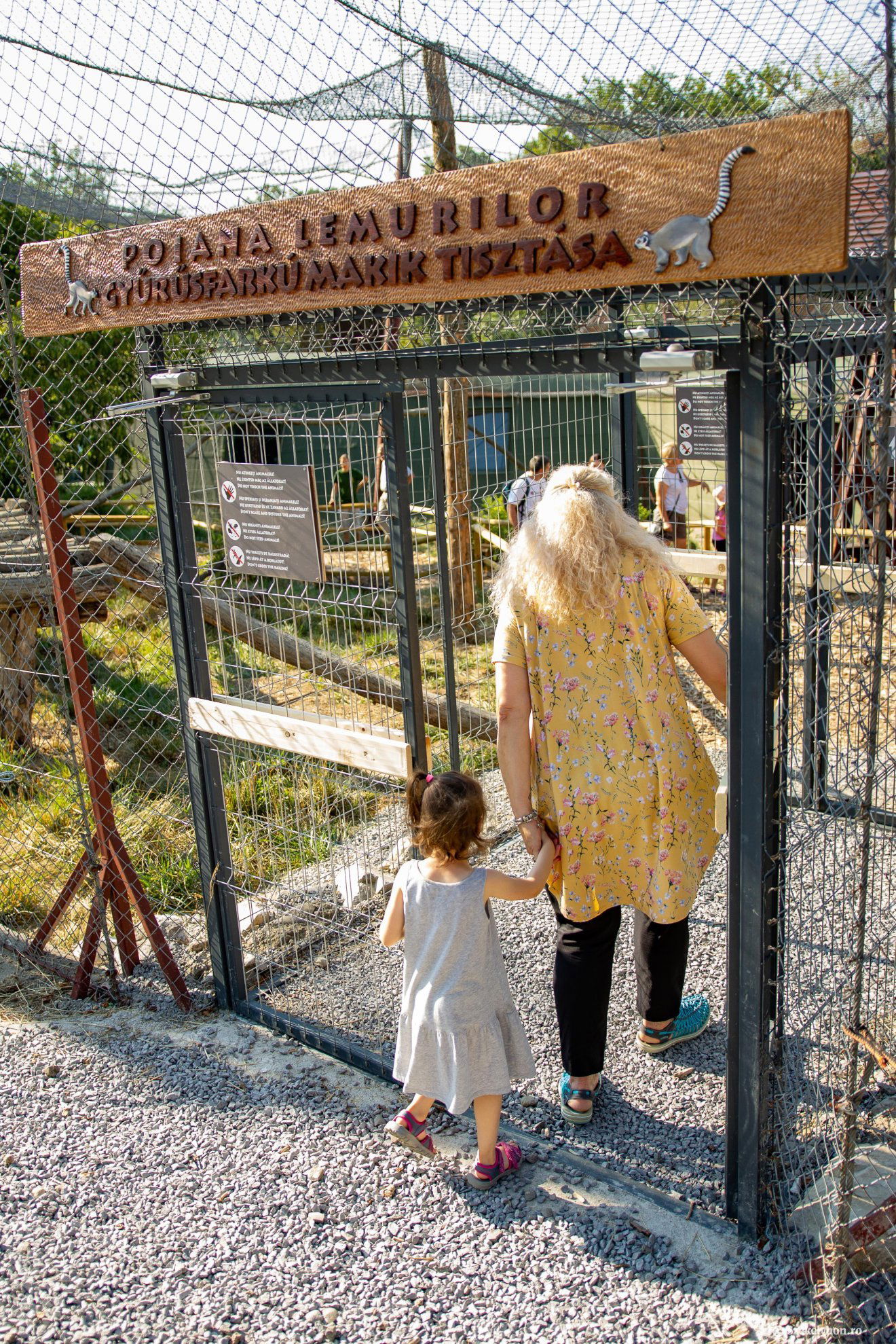 Két ajtón lehet bemenni, hogy elkerülhető legyen a makik szökése •  Fotó: Rab Zoltán