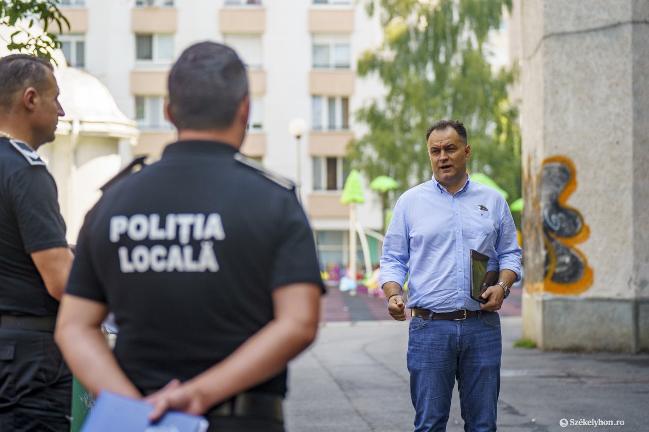 Portik Vilmos alpolgármester és Raul Matiş a Kövesdombon élőkkel találkozott •  Fotó: Haáz Vince