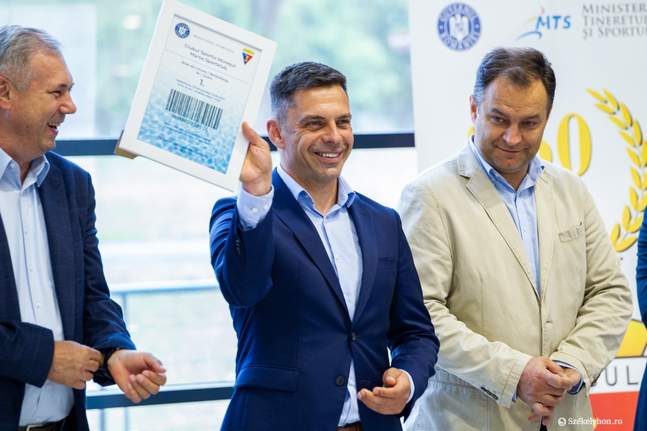 Novák Eduárd (középen): a következő sportközpont megépítésénél már nem fognak felmerülni hasonló problémák •  Fotó: Rab Zoltán