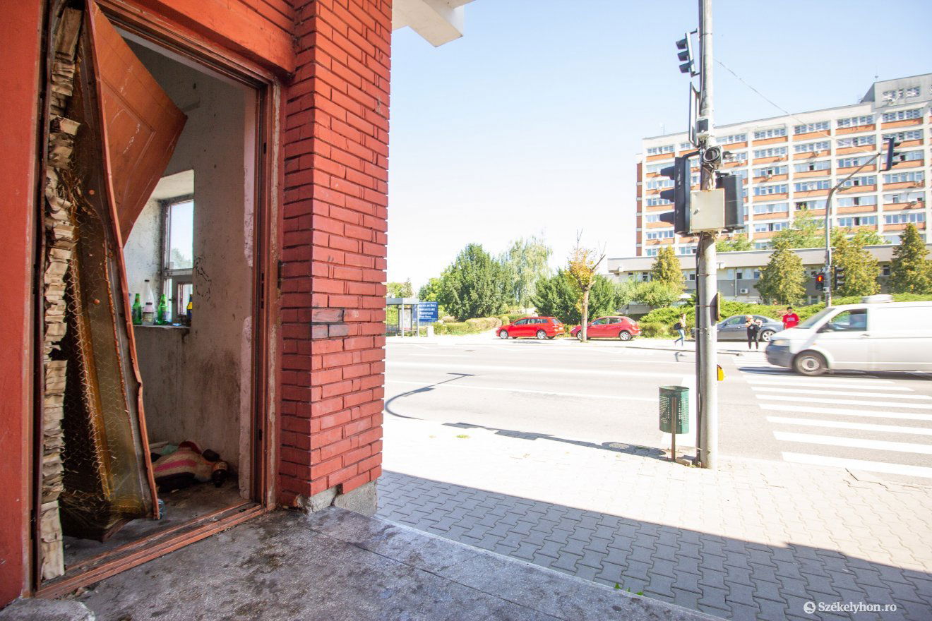 Gazdátlan a kórházzal szembeni volt buszjegyes bódé, bűz és kosz van benne •  Fotó: Rab Zoltán