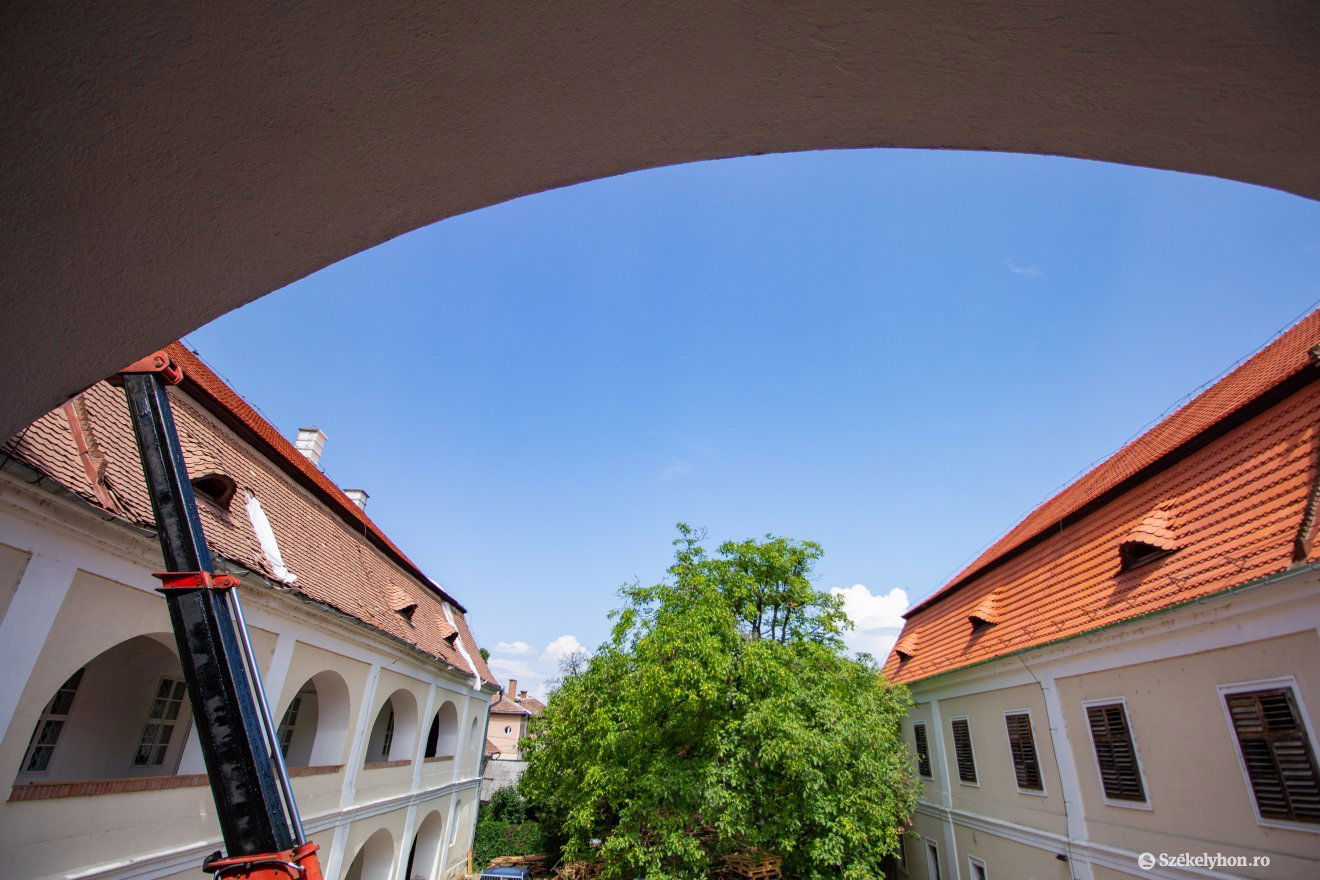 Van, ahol már kész a cserepek cseréje, másik oldalon most zajlik •  Fotó: Rab Zoltán
