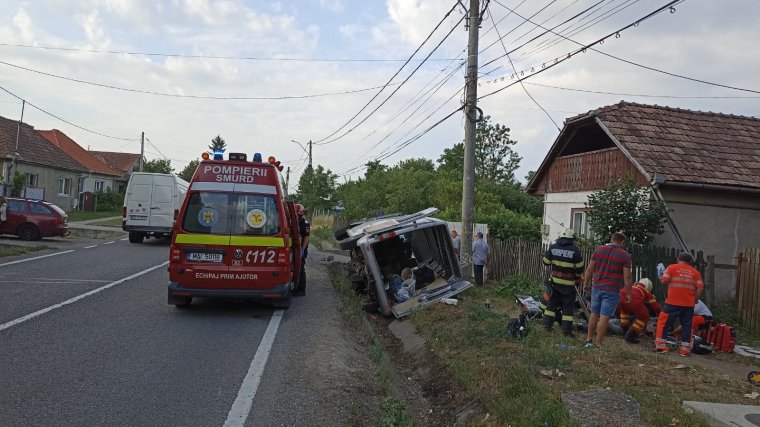 Hídfőnek ütközött egy kisbusz, hat személy sérült meg