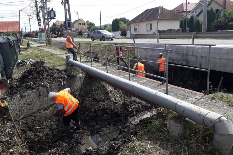 Rabok segítségével takarítják ki a patakmedreket és lefolyókat Marosszentgyörgyön