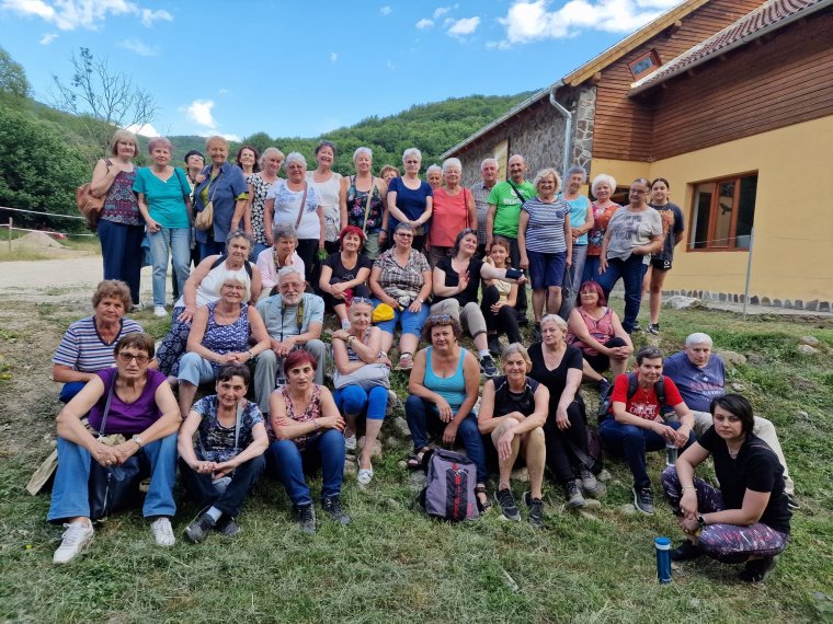 Olvasnak és kirándulnak a NagyiNet-program résztvevői