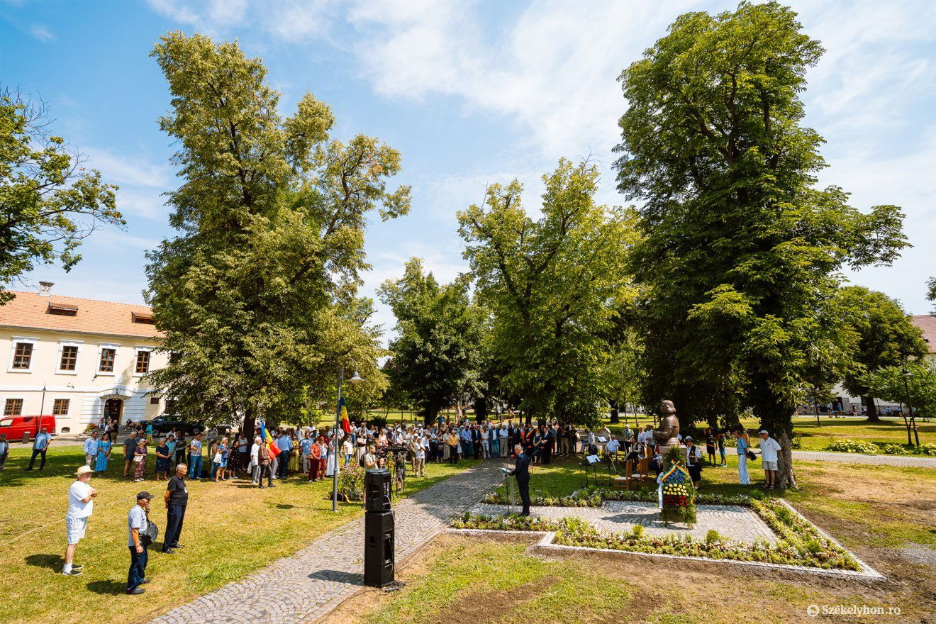 A meghívottak mellett kevés vásárhelyi volt kíváncsi a szoboravatásra •  Fotó: Mariș Cristian Daniel